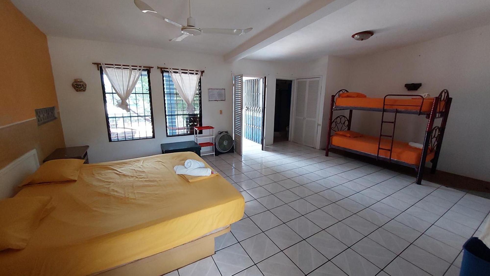 Habitación Cuádruple con baño